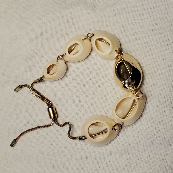 Logan Tay Shell Yeah Adjustable Cowrie Shell Bracelet - Picture 3 of 3